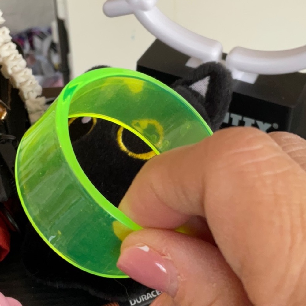 Neon green earrings and bracelet set - Picture 2 of 3